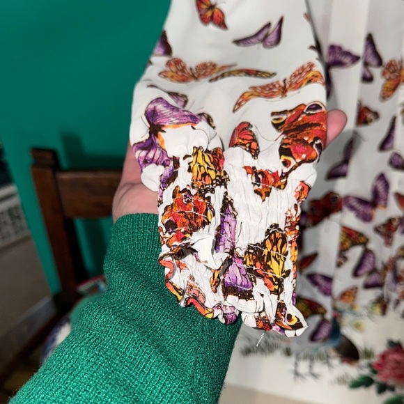 🦋👐🦋👐🌹🌸New York & Company White Blouse with Butterfly Print - Picture 5 of 11